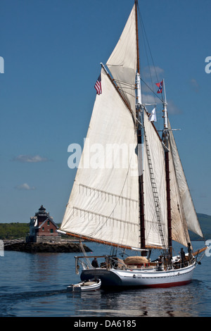 The passenger cruise schooner Timberwind sailing past Breakwater Lighthouse in Rockland Harbor, Rockland Maine, Stock Photo