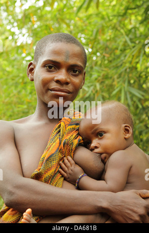 ethnic, minority, indigenous, person, pygmies, pygmy, Baka pygmy, Baka pygmy woman, mother, child, nursing, breastfeeding, front Stock Photo