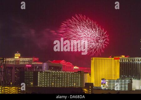 Las Vegas, Nevada, USA. 4th July, 2013. Independence Day fireworks lit up the sky over Las Vegas, Nevada on July 4, 2013. Credit:  Daniel Knighton/ZUMAPRESS.com/Alamy Live News Stock Photo