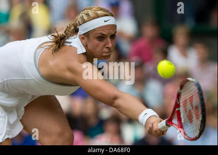 London, UK. 04th July, 2013. Tennis: Wimbledon Championship 2013, Germany's Sabine Lisicki in action against Poland's Agnieszka Radwanska during their women's singles semi-final match on day ten of the 2013 Wimbledon Championships tennis tournament at the All England Club in Wimbledon, southwest London, on July 4, 2013. Credit:  dpa picture alliance/Alamy Live News