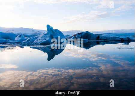 Icebergs in Joekulsárlón Glacier Lake, fjord, Vatnajoekull, Austurland, Iceland
