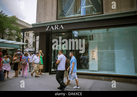 Zara fifth avenue hi-res stock photography and images - Alamy