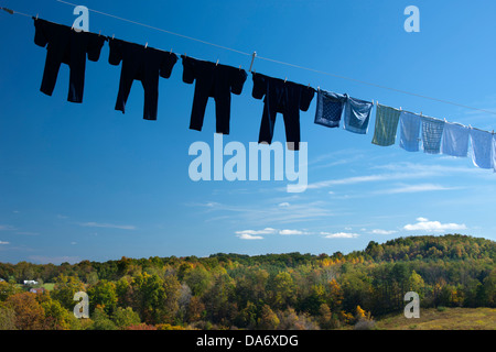 AMISH CLOTHES HANGING ON OUTDOOR WASHING LINE SMICKSBURG INDIANA COUNTY PENNSYLVANIA USA Stock Photo