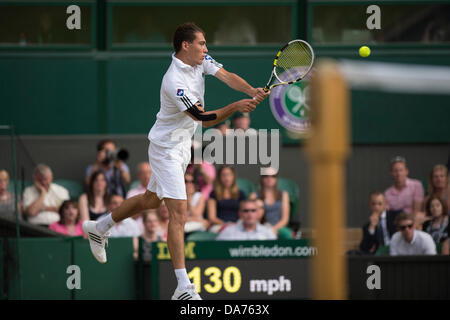 Wimbledon, London, UK. 5th July, 2013. The Wimbledon Tennis Championships 2013 held at The All England Lawn Tennis and Croquet Club, London, England, UK.    Jerzy Janowicz  (POL) [24] v Andy Murray  (GBR) [2]. Credit:  Duncan Grove/Alamy Live News Stock Photo
