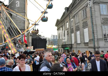 Zurich, Switzerland. 5th July, 2013. In the center of Zurich, Switzerland, a worldwide big festival is held for three days. Parties, Carnival, fairground attractions, markets and food and drink stands everywhere.  - crowd people in the center of Zurich Stock Photo