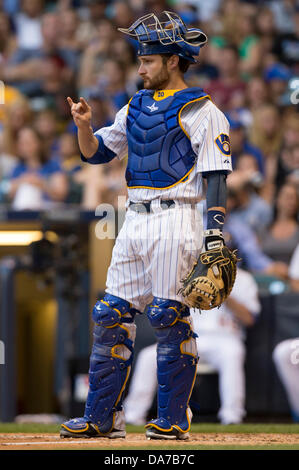 Milwaukee, Wisconsin, USA. 5th July, 2013. July 5, 2013: Milwaukee Brewers catcher Jonathan Lucroy #20 indicates two outs during the Major League Baseball game between the Milwaukee Brewers and the New York Mets at Miller Park in Milwaukee, WI. Mets won 12-5. John Fisher/CSM. Credit:  csm/Alamy Live News Stock Photo