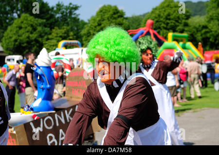 Bakewell, Derbyshire, UK. 6th July, 2013. Bakewell parade and carnival took place today starting from the recreational ground ,then on through the town center were huge crowds waited in the heat for the floats to past by. Credit:  Ian Francis/Alamy Live News