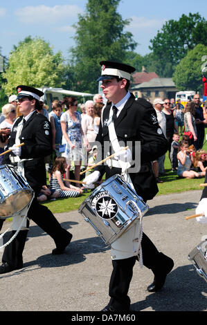 Bakewell, Derbyshire, UK. 6th July, 2013. Bakewell parade and carnival took place today starting from the recreational ground ,then on through the town center were huge crowds waited in the heat for the floats to past by. Credit:  Ian Francis/Alamy Live News