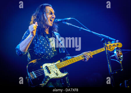 Hamilton, Ontario, Canada. 6th July, 2013. GEDDY LEE, lead vocalist and bassist for legendary Canadian rock band Rush performs on stage at Copps Coliseum in Hamilton. Credit:  Igor Vidyashev/ZUMAPRESS.com/Alamy Live News Stock Photo