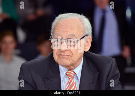 US journalist and foreign correspondent, Don Jordan, talkes part in the televised talkshow on 'Maybrit Illner' on public television network ZDF in Berlin, Germany, 4 July 2013. Photo: Karlheinz Schindler Stock Photo