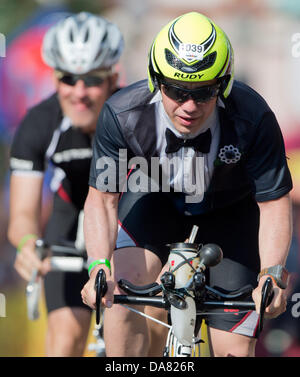 Frankfurt, Germany. 07th July, 2013. the Ironman sports competition in Frankfurt, Germany. 7th July, 2013. More than 2.600 participants take part in the Ironman sports competition in Frankfurt, Germany, 7 July 2013. Particiaptns from 55 countries are competing on a race course which includes 3.8 kilometres of swimming, 180 kilometres of cycling and 42.195 kilometres of running.  Credit:  dpa picture alliance/Alamy Live News Stock Photo