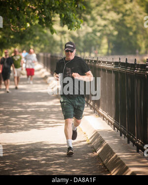 New York, NY, USA. 7th July, 2013. Exercise enthusiasts run along the reservoir in Central Park in New York on Sunday, July 7, 2013. Despite temperatures in the nineties with corresponding humidity causing the heat indices to hit 105, people participated in some of their favorite exercises. Sunday is expected to be the hottest day of the heat wave with the city issuing a heat advisory until 8 PM. Credit:  Richard Levine/Alamy Live News Stock Photo