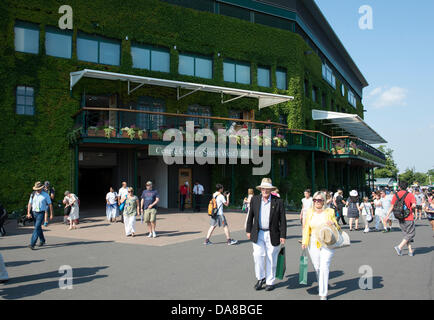 Wimbledon, London, UK. 7th July, 2013. The Wimbledon Tennis Championships 2013 held at The All England Lawn Tennis and Croquet Club, London, England, UK.    General View (GV).  Centre Court. Credit:  Duncan Grove/Alamy Live News Stock Photo