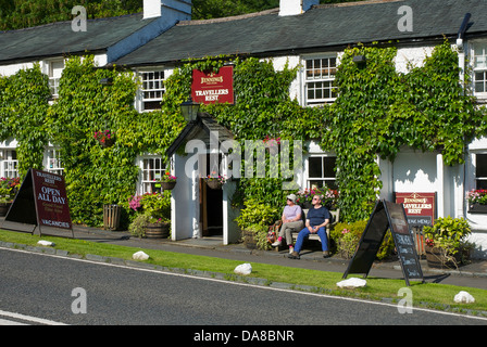 Couple sitting outside the Travellers Rest pub, near Grasmere, Lake District National Park, cumbria, England UK Stock Photo