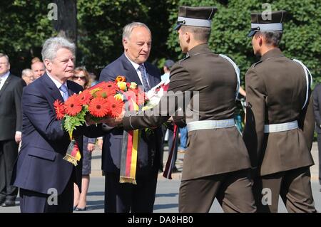 German President Joachim Gauck (L) and Latvian President Andris Berzins lay flower wreaths at the freedom memorial in Riga, Latvia, 08 July 2013. Photo: WOLFGANG KUMM Stock Photo