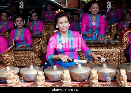 All-female gamelan band plays at a wedding in Ubud, Bali Stock Photo