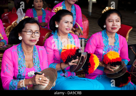 All-female gamelan band plays at a wedding in Ubud, Bali Stock Photo