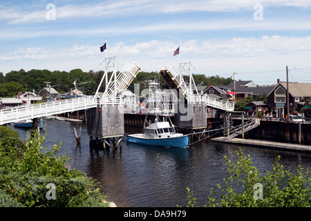 Boats passing under the open drawbridge at Perkins Cove, Ogunquit, Maine, USA. Oginquit is a popular New England vacation destination Stock Photo