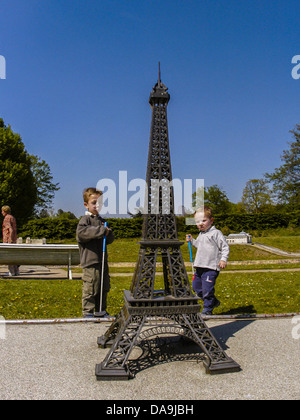 Paris, France, Children Playing Miniature Golf Course in, 'Parc de Vincennes' (Model of 'Eiffel Tower') boys, summer holidays Stock Photo