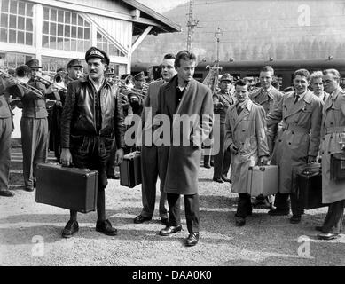 (dpa file) - A file picture dated 01 April 1957 shows conscripts arriving at the train station in Mittenwald, Germany. After more than 50 years of conscription, men take up their military service for the last time on 03 January 2011, because reforms of the German Bundeswehr plan to put national service to an end from 01 June onwards. Photo: dpa (nur s/w) Stock Photo