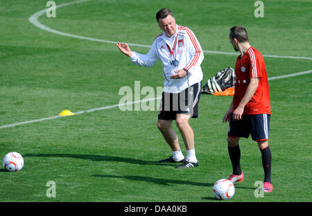 FC Bayern Munich's head coach Louis van Gaal (L) talks to Franck Ribery during a practice at the sports centre 'Aspire' in Doha, Qatar, 03 January 2011. FC Bayern Munich prepairs for the second half of the season 2010/2011 from 02 until 09 January in Quatar. Photo: Andreas Gebert Stock Photo