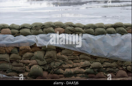 A wall of sandbags should protect against   flood waters on the Oder River in Hohenwutzen, Germany, 09 January 2011. Despite melting snow, ice and ice floes, the high water levels on the Oder River are stable. On parts of the river the highest flood alarm is in effect, but the ice floes have been shifted by icebreakers and the water level is receding slowly. Photo: PATRICK PLEUL Stock Photo