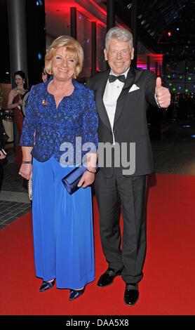 Former president of the German automotive club ADAC Wolf Wegener (R) and his wife Ilse pose on the red carpet as they arrive at the  Berlin Press Ball in Berlin, Germany, 8 January 2011. Around 1,200 guests from the world of politics, economy and culture celebrated during the 112th edition of the Berlin Press Ball themed 'Media City Berlin'. Photo: Jens Kalaene Stock Photo