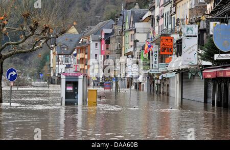 View over Mosel river flooding Cochem, Germany, 09 January 2011. Thaw weather caused vast floodings in germany. Photo: Boris Roessler Stock Photo