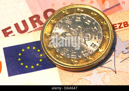 (dpa file) A file picture dated 09 March 2010 of a Portugues one-ueor coin in Frankfurt Main, Germany. On 10 January 2011, the euro plunged to a four-months low of 1.2886 US dollar. Photo: Tobias Kleinschmidt Stock Photo