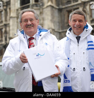 Munich Lord Mayor Christian Ude (L) and Garmisch-Partenkirchen Mayor Thomas Schmid present the so-called Bid Book in Munich, Germany, 10 January 2011. The 400-pages Bid Book presents the outlines of Munich 2018 Olympic bid and will be handed to the IOC on 11 January. Photo: MARC MUELLER Stock Photo