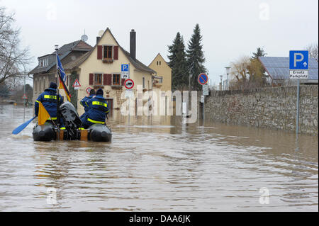 Staff of German Federal Agency for Technical Relief (THW)   transport resident through flooded Kitzingen, Germany, 11 January 2011. Thaw weather caused vast floodings in Germany. Photo: DAVID EBENER Stock Photo