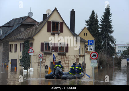 Staff of German Federal Agency for Technical Relief (THW)   transport resident through flooded Kitzingen, Germany, 11 January 2011. Thaw weather caused vast floodings in Germany. Photo: DAVID EBENER Stock Photo