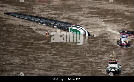 A tanker loaded with 240 tons of sulfuric acid has capsized on the Rhine river near St. Goarshausen, Germany 13 January 2011. Photo: THOMAS FREY Stock Photo