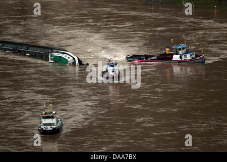 A tanker loaded with 240 tons of sulfuric acid has capsized on the Rhine river near St. Goarshausen, Germany 13 January 2011. Photo: THOMAS FREY Stock Photo