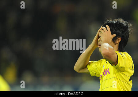 (FILE) A file picture dated 30 September 2010 shows Shinji Kagawa at a European League game against the FC Sevilla gesturing in Dortmund, Germany. Kagawa might have broken his metatarsel in the Semi-Final on tuesday of the Asia Cup against   South Corea. Photo: ACHIM SCHEIDEMANN Stock Photo