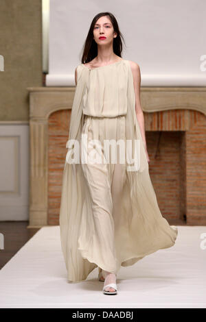 A model presents a creation by French designer Adeline Andre during the Haute Couture Paris Fashion Week, in Paris, France, 25 January 2011. The presentation of the Spring-Summer 2011 Haute Couture collections takes place from 24 to 27 January. Photo: Hendrik Ballhausen Stock Photo