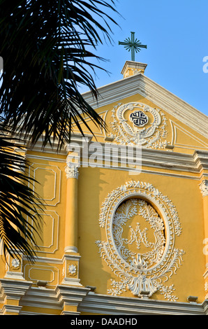 The exterior of St. Dominic's Church, or 'Igreja de São Domingos' in Portuguese, at the Largo do Senado, or Senate Square. Stock Photo