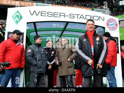 Bayern Munich's head coach Louis van Gaal (R) and Werder Bremen's managing director Klaus Allofs (2nd from R, back) arrives at the stadium prior to the Bundesliga soccer match between Werder Bremen and Bayern Munich in the Weser Stadion in Bremen, Germany, 29 January 2011. Photo: Carmen Jaspersen Stock Photo