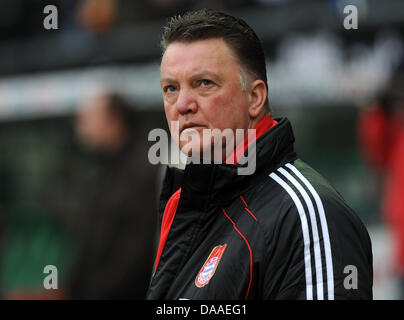 Bayern Munich's head coach Louis van Gaal arrives at the stadium prior to the Bundesliga soccer match between Werder Bremen and Bayern Munich in the Weser Stadion in Bremen, Germany, 29 January 2011. Photo: Ingo Wagner Stock Photo