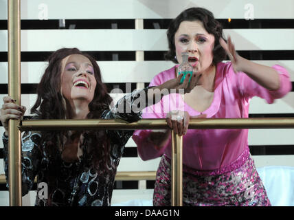 Marion Ammann as Iseult (l) and Tuija Knihtilae as Brangaene pose on stage during a photo rehearsal in Richard Wagner's 'Tristan and Iseult' at the German National Theater in Weimar, Germany, 19 January 2011. The premiere will take place on 22 January 2011. Photo: Martin Schutt Stock Photo