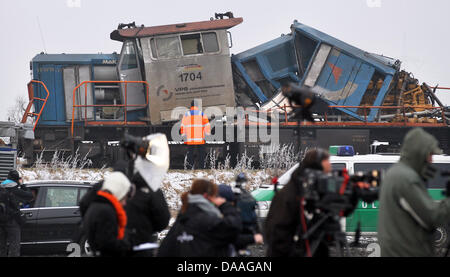 Staff of German Federal Agency for Technical Relief (THW) work on the debris of trains near Hordorf, Germany, 30 January 2011. A collision between a freight train and a regional train late 29 January in the state of Saxony-Anhalt left 10 people dead and 40 injured. Police and public prosecutor announce on 31 January, it investigates against the engine driver for involuntary manslau Stock Photo