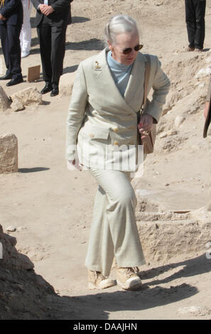 Queen Margrethe II of Denmark visits the site of the Museum and Qala'at Al-Bahrain (the ancient capital of Bahrain) and the Barbar Temple which was built 2,500 BC near Manama, Bahrain, 04 February 2011. The Danish Royal Couple is on state visit to the Kingdom of Bahrain from 03 to 05 February. Photo: Albert Nieboer Photo: RPE-Albert Nieboer (NETHERLANDS OUT) Stock Photo