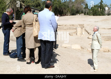 Queen Margrethe II of Denmark visits the site of the Museum and Qala'at Al-Bahrain (the ancient capital of Bahrain) and the Barbar Temple which was built 2,500 BC near Manama, Bahrain, 04 February 2011. The Danish Royal Couple is on state visit to the Kingdom of Bahrain from 03 to 05 February. Photo: Albert Nieboer Photo: RPE-Albert Nieboer (NETHERLANDS OUT) Stock Photo