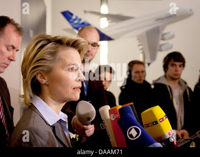German Labour Minister Ursula von der Leyen (L)(CDU) talks to the media prior to the next round of negotiations between the government and the oppposition concerning the reform of the Hartz IV legislation for the German labour market in Berlin, Germany, 6 February 2011. Should the meeting prove to be successful, the conciliation committee of the German upper house (Bundesrat) and t