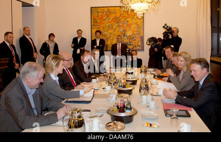 German Labour Minister Ursula von der Leyen (2-L), Bavarian Prime Minister Horst Seehofer (L), Thomas Oppermann (R) (SPD) and the chief negotiator of the SPD, Manuela Schwesig (2-R), sit at the negotiation table to discuss the reform of the Hartz IV legislation for the German labour market in Berlin, Germany, 6 February 2011. Should the meeting prove to be successful, the conciliat