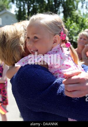 Keila, Estonia, 09 July 2013. Partner of the German President Daniela Schadt holds a child during a visit to the SOS Children's Village in Keila, Estonia, 09 July 2013. Photo: WOLFGANG KUMM/dpa/Alamy Live News Stock Photo