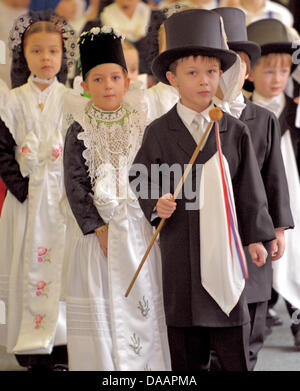 Sorbian girls and boys celebrate the traditional 'Birds Wedding' ('Ptaci Kwas') in Dresden, Germany, 21 January 2011. Photo: MATTHIAS HIEKEL Stock Photo