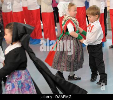 Sorbian girls and boys celebrate the traditional 'Birds Wedding' ('Ptaci Kwas') in Dresden, Germany, 21 January 2011. Photo: MATTHIAS HIEKEL Stock Photo