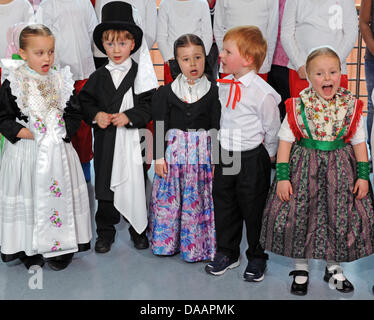 Sorbian girls and boys celebrate the traditional 'Birds Wedding' ('Ptaci Kwas') in Dresden, Germany, 21 January 2011. Photo: MATTHIAS HIEKEL Stock Photo