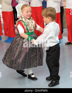 Sorbian girls and boys celebrate the traditional 'Birds Wedding' ('Ptaci Kwas') in Dresden, Germany, 21 January 2011. Photo: MATTHIAS HIEKEL Stock Photo